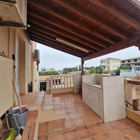 Family House 1 Near Airport פאפוס