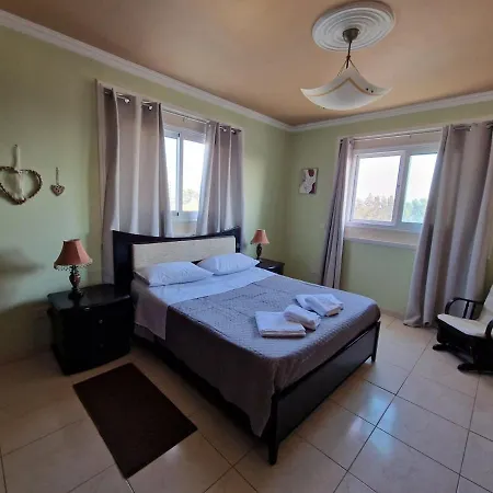 Family House 1 Near Airport Vilă *